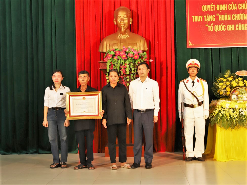 Trao Bằng Tổ quốc ghi công cho gia đình liệt sĩ Trần Trung Hiếu