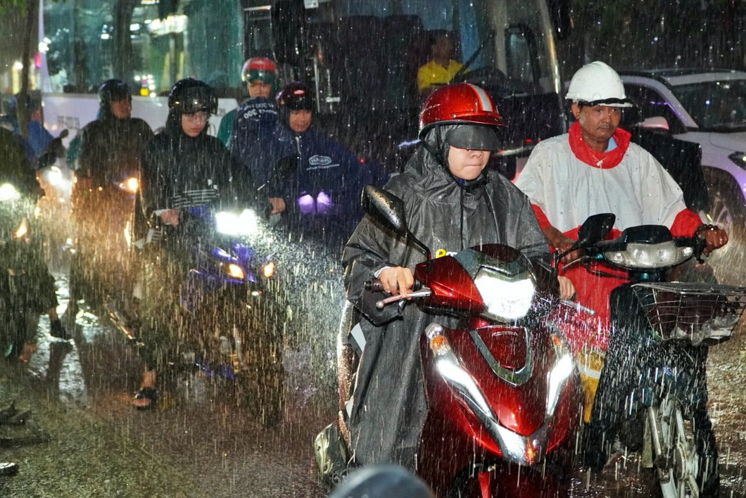 Dự báo thời tiết TP.HCM ngày 20/7: Nắng gián đoạn, mưa dông về chiều tối