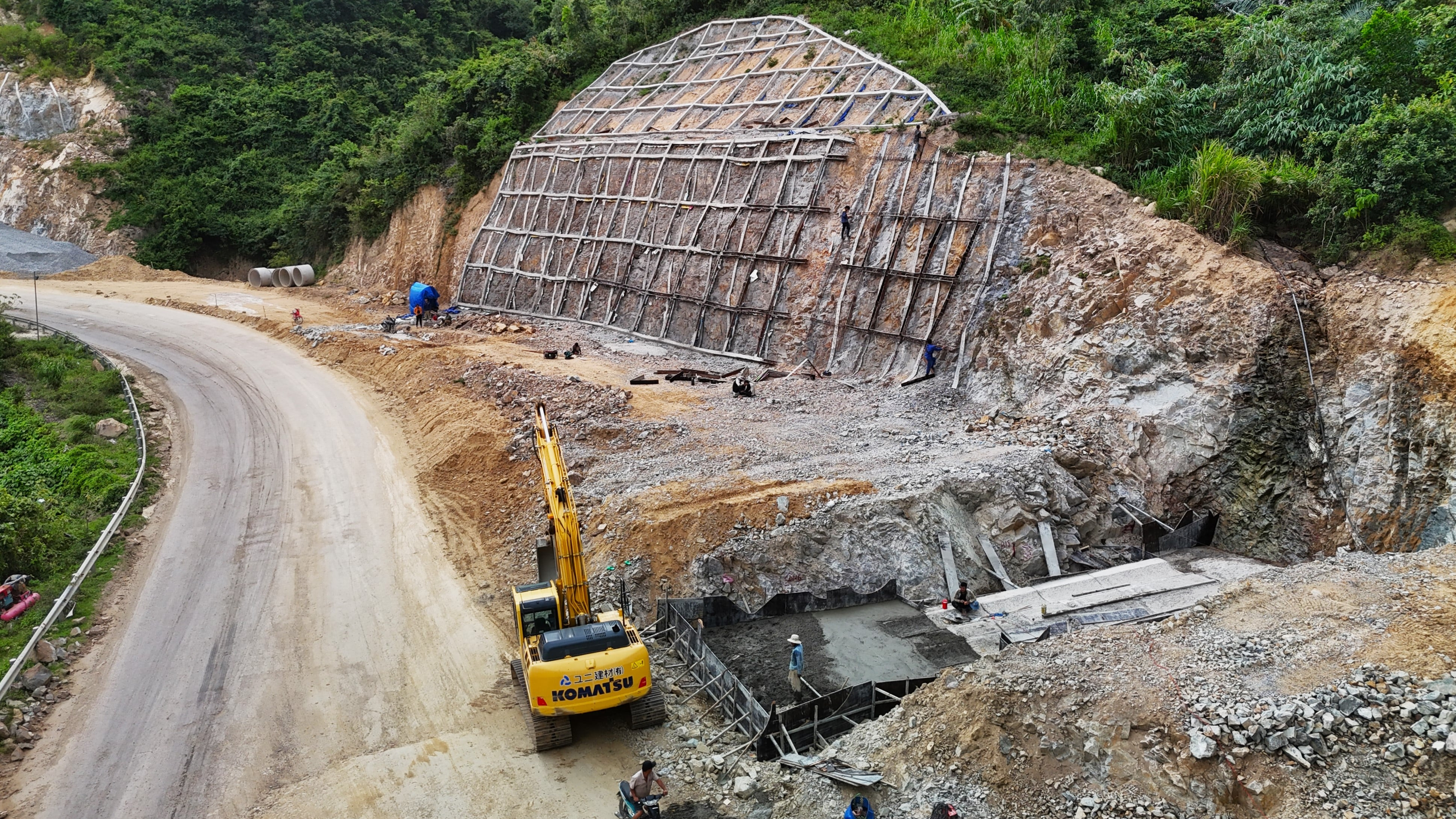 Gấp rút thi công cung đèo 'ám ảnh tài xế nhất', dự kiến xong trước mùa mưa