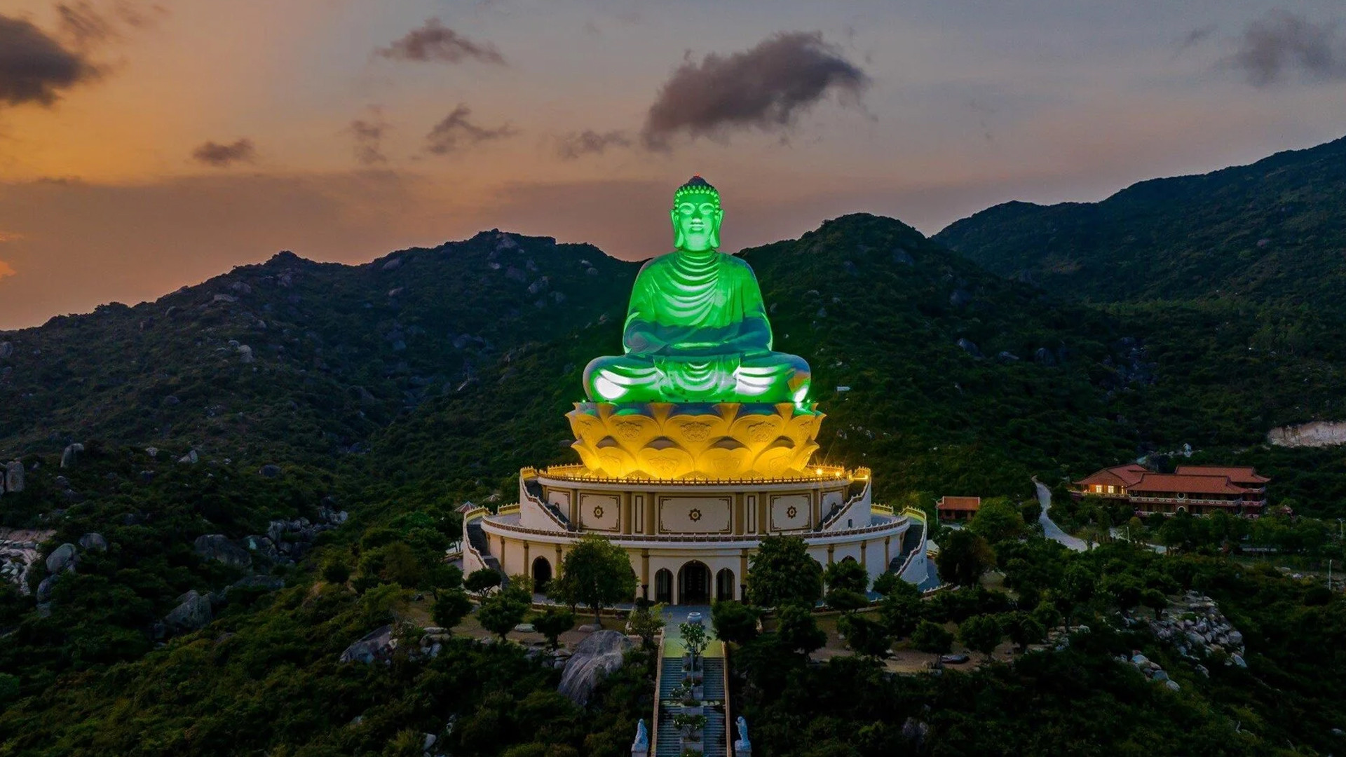 Ngắm tượng phật ngồi 'tựa sơn vọng hải' tại Bình Định