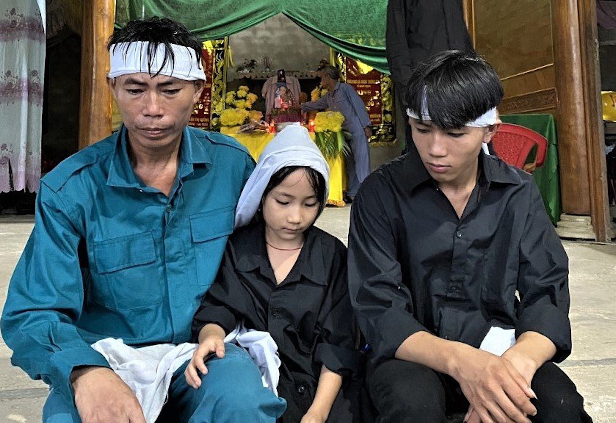 Mẹ ung thư qua đời bỏ lại bé gái 7 tuổi chăm bố bạo bệnh