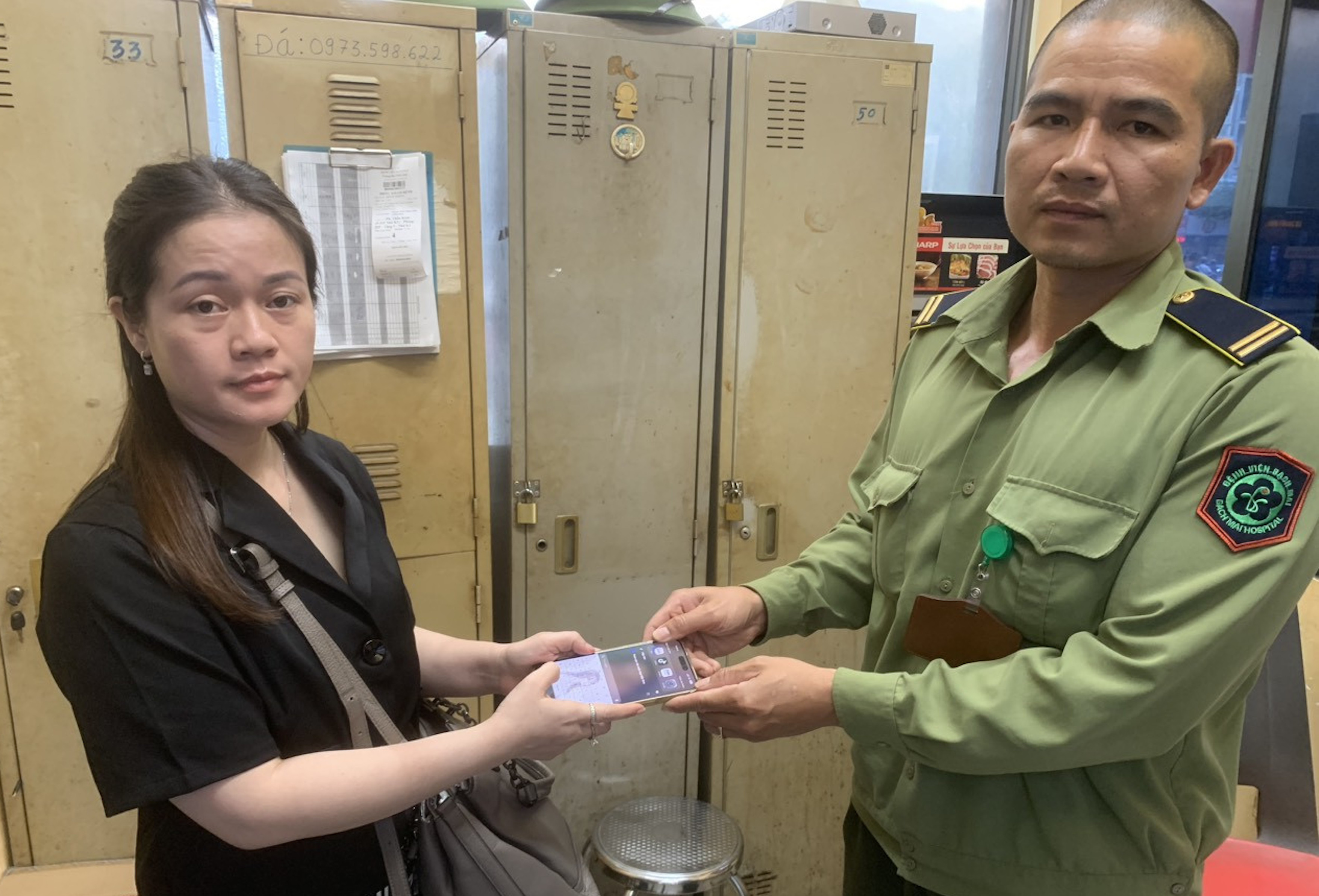 Bảo vệ Bệnh viện Bạch Mai tìm lại điện thoại cho bệnh nhân 