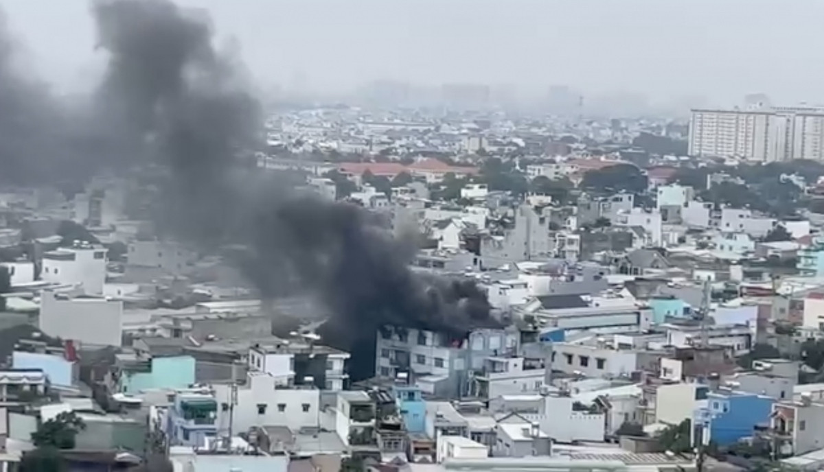 Cháy công ty mũ bảo hiểm, giải cứu 11 người kẹt trên sân thượng 