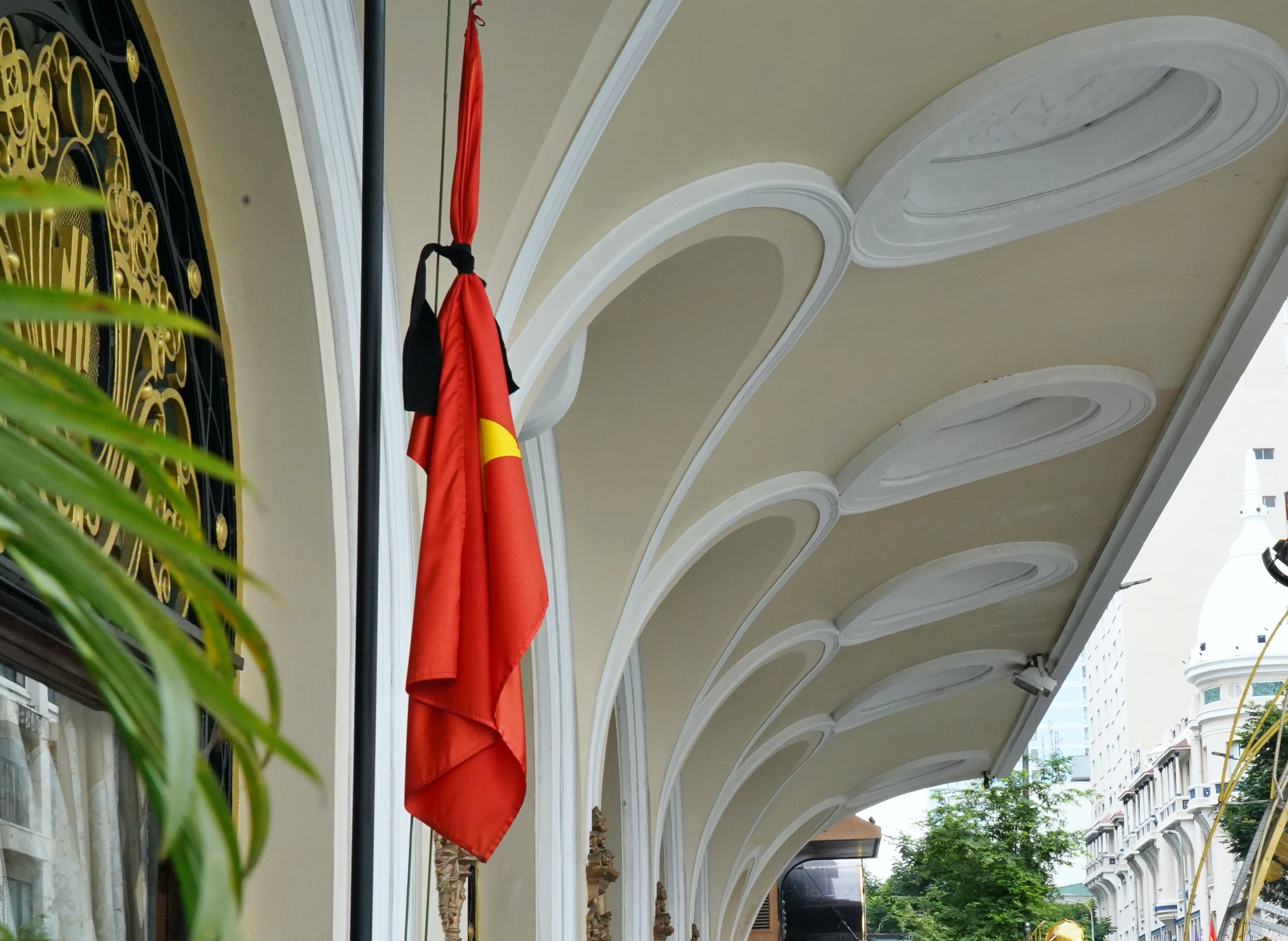 Công sở, nhà dân TP.HCM treo cờ rủ tưởng nhớ Tổng Bí thư Nguyễn Phú Trọng