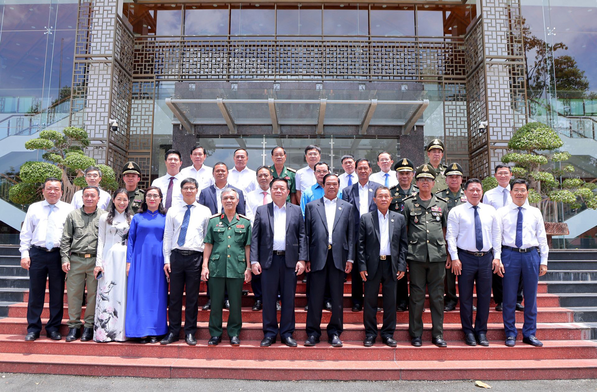 Trưởng Ban Tuyên giáo Trung ương tiếp Đoàn đại biểu Hội Cựu chiến binh Campuchia