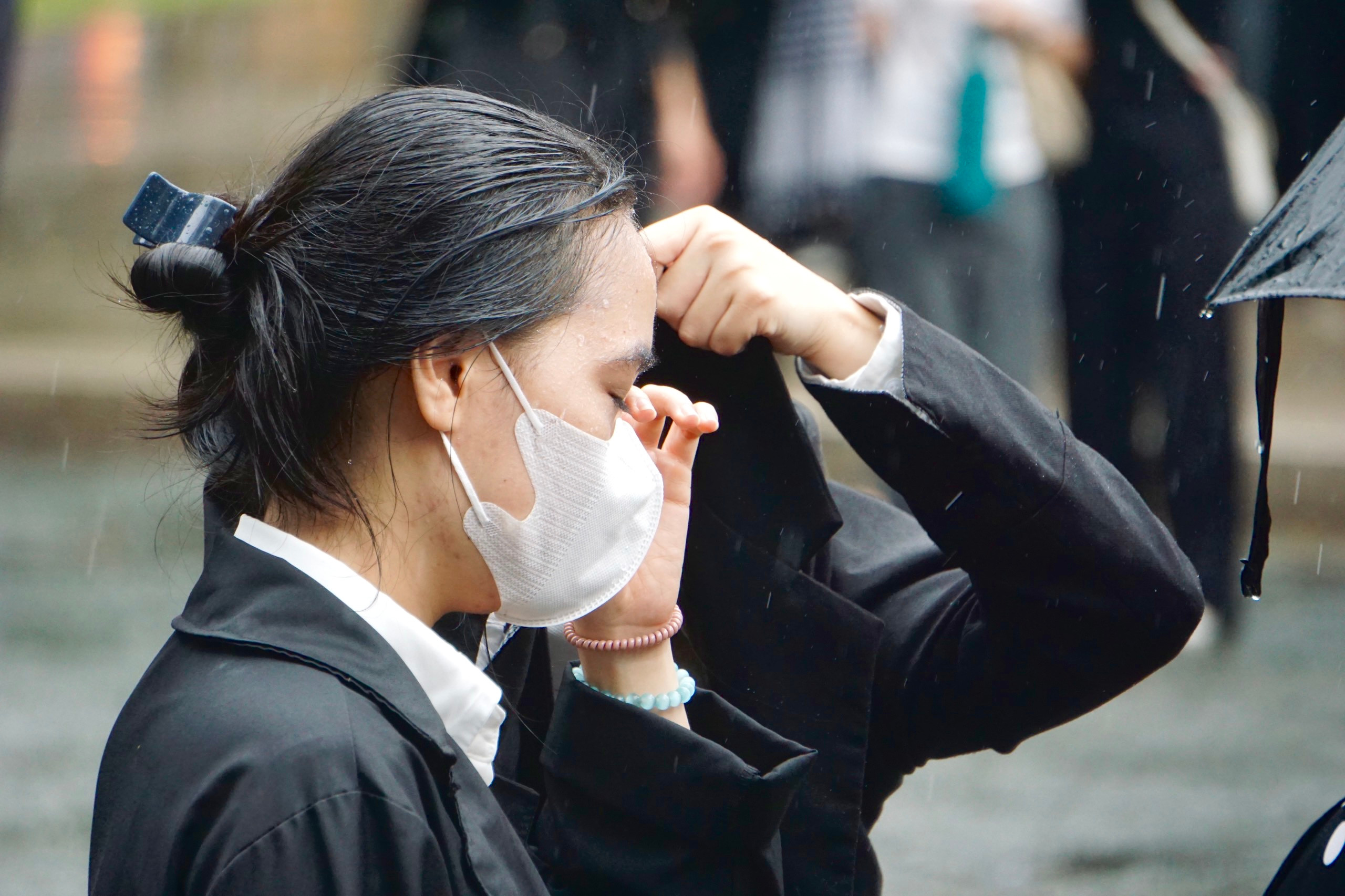 Nước mắt hòa cơn mưa ở TP.HCM