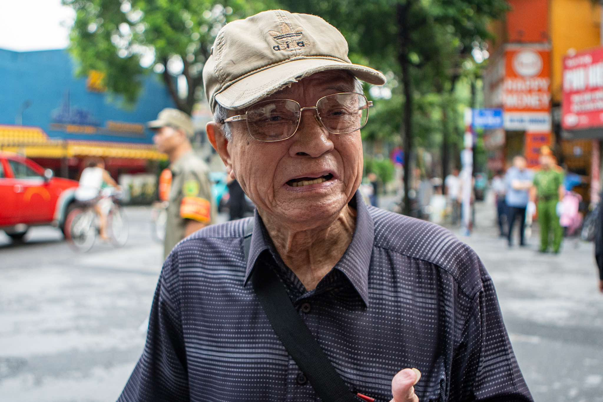 Cụ ông 93 tuổi chống gậy đến viếng Tổng Bí thư Nguyễn Phú Trọng từ 4h sáng