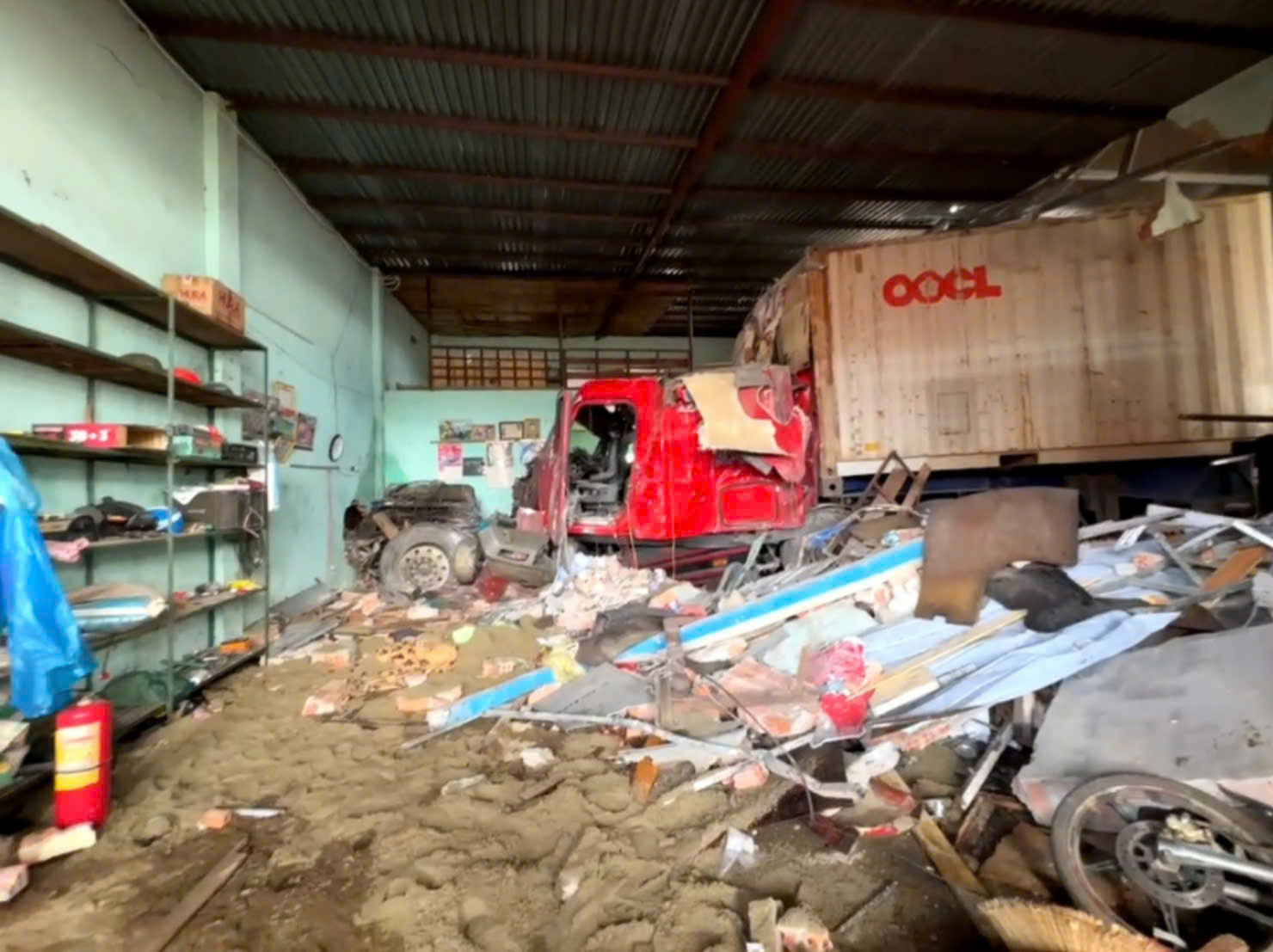 Xe container tông hàng loạt nhà dân ở Đắk Nông, 3 người tử vong