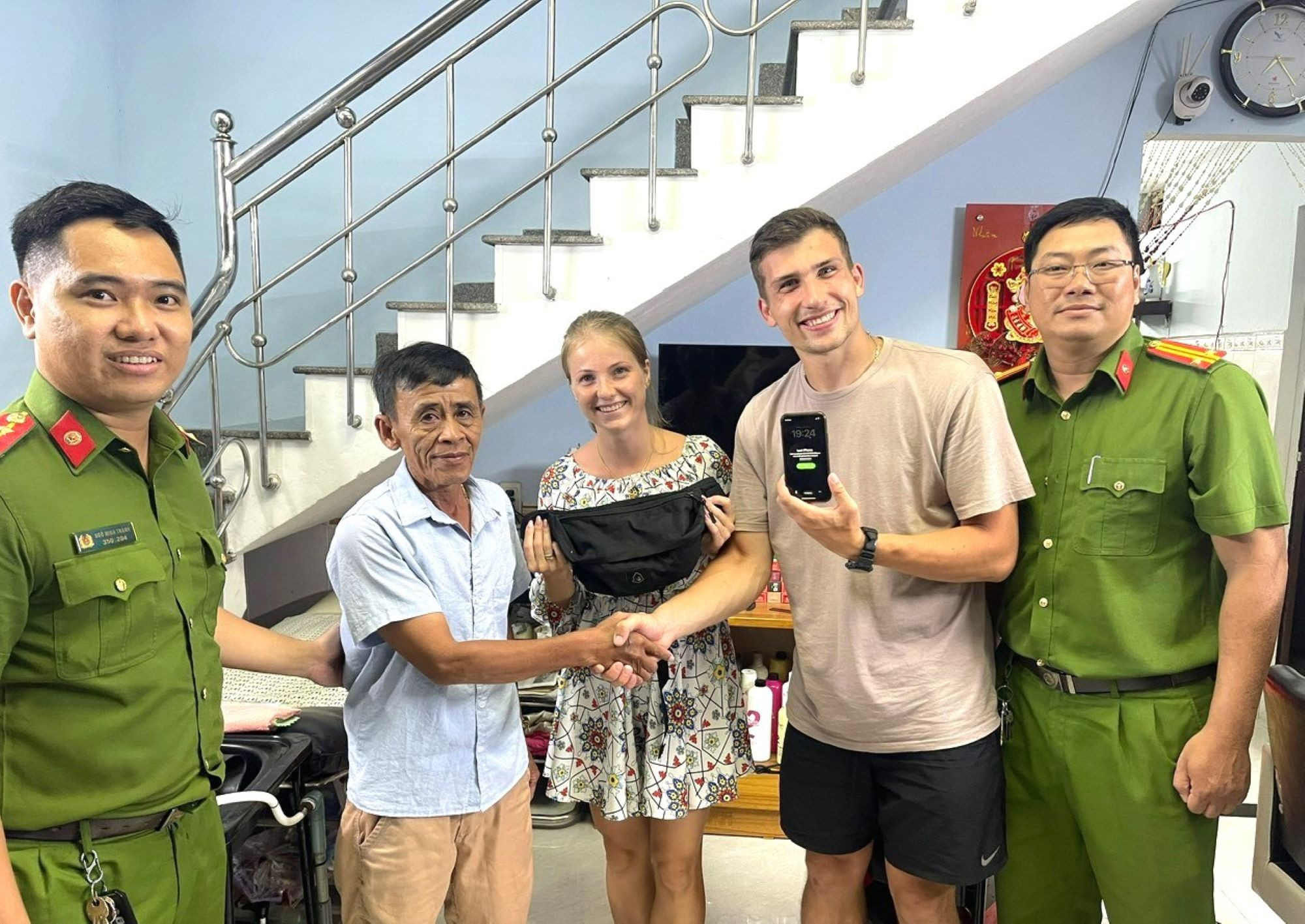 Công an Đà Nẵng tìm lại tài sản cho du khách nước ngoài đánh rơi