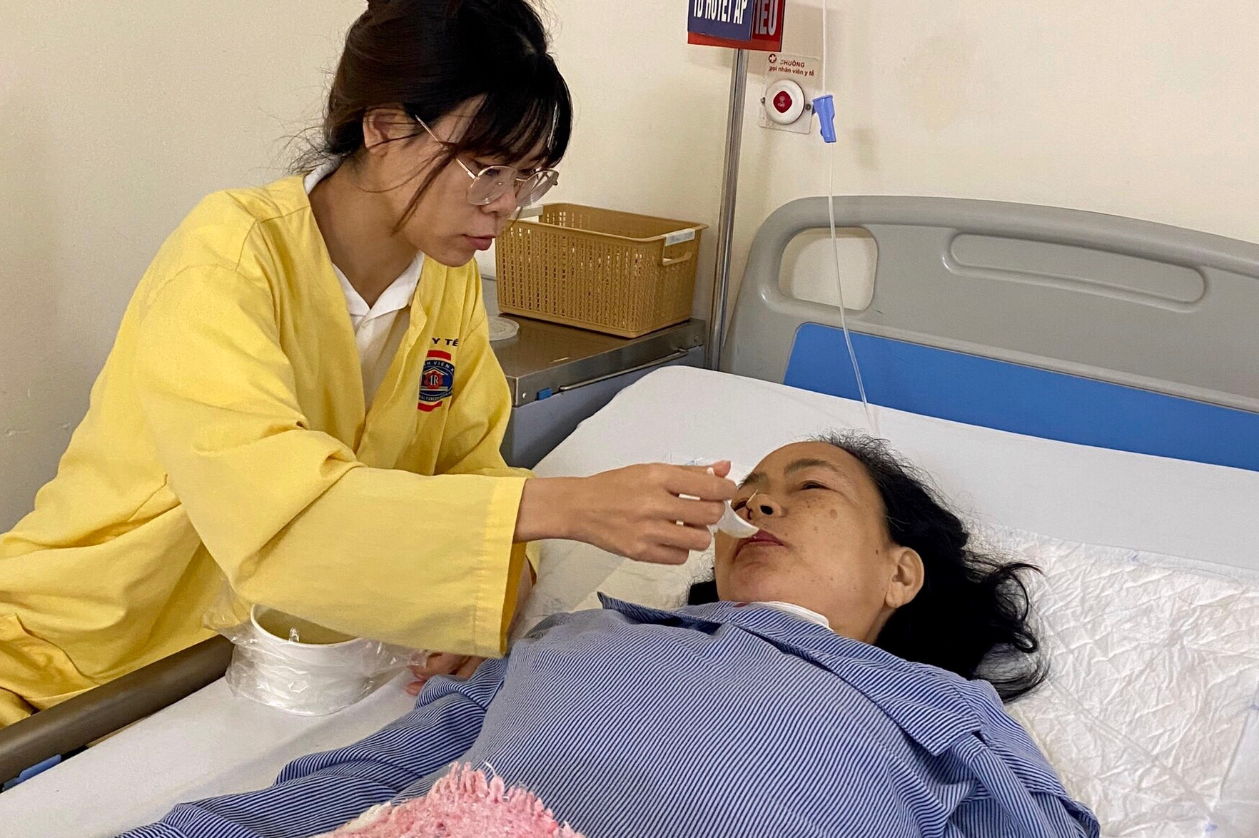 Con gái suy thận giai đoạn cuối từ chối điều trị, dành tiền cứu mẹ ung thư