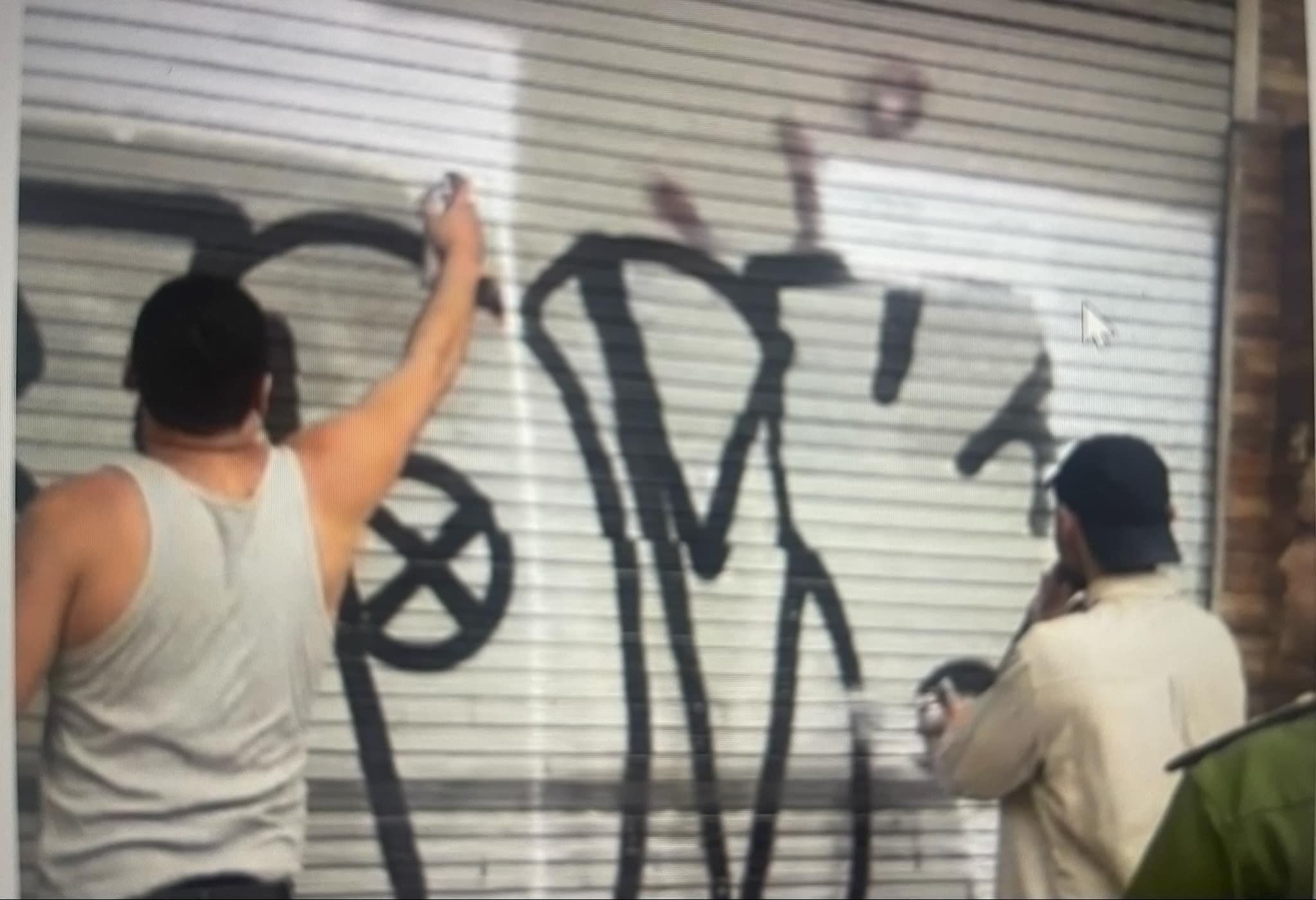 Trục xuất 2 người nước ngoài vẽ bậy ở trung tâm TP.HCM