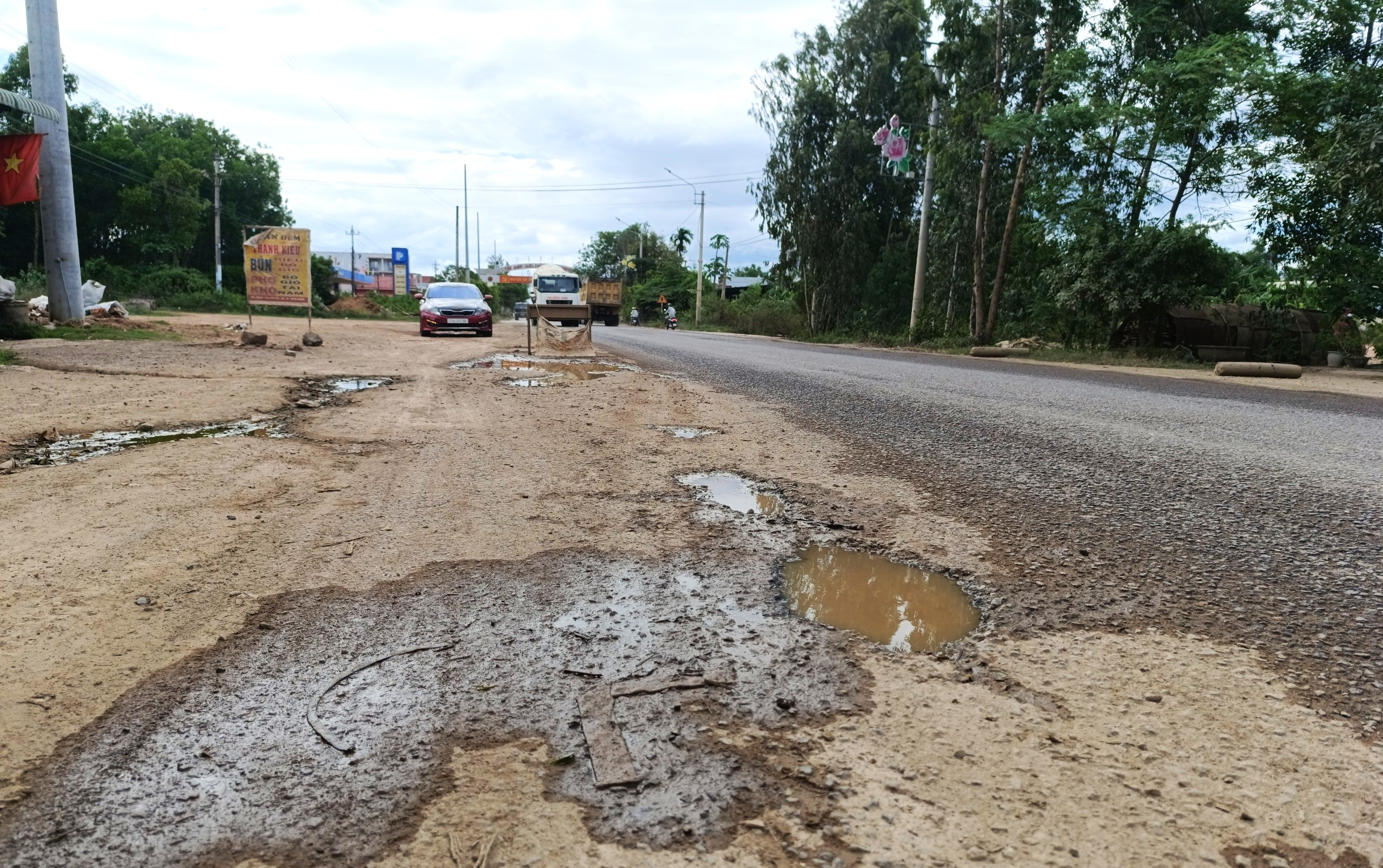 Quốc lộ 19 qua Bình Định tan nát, chủ đầu tư 'kêu trời chưa thấu'