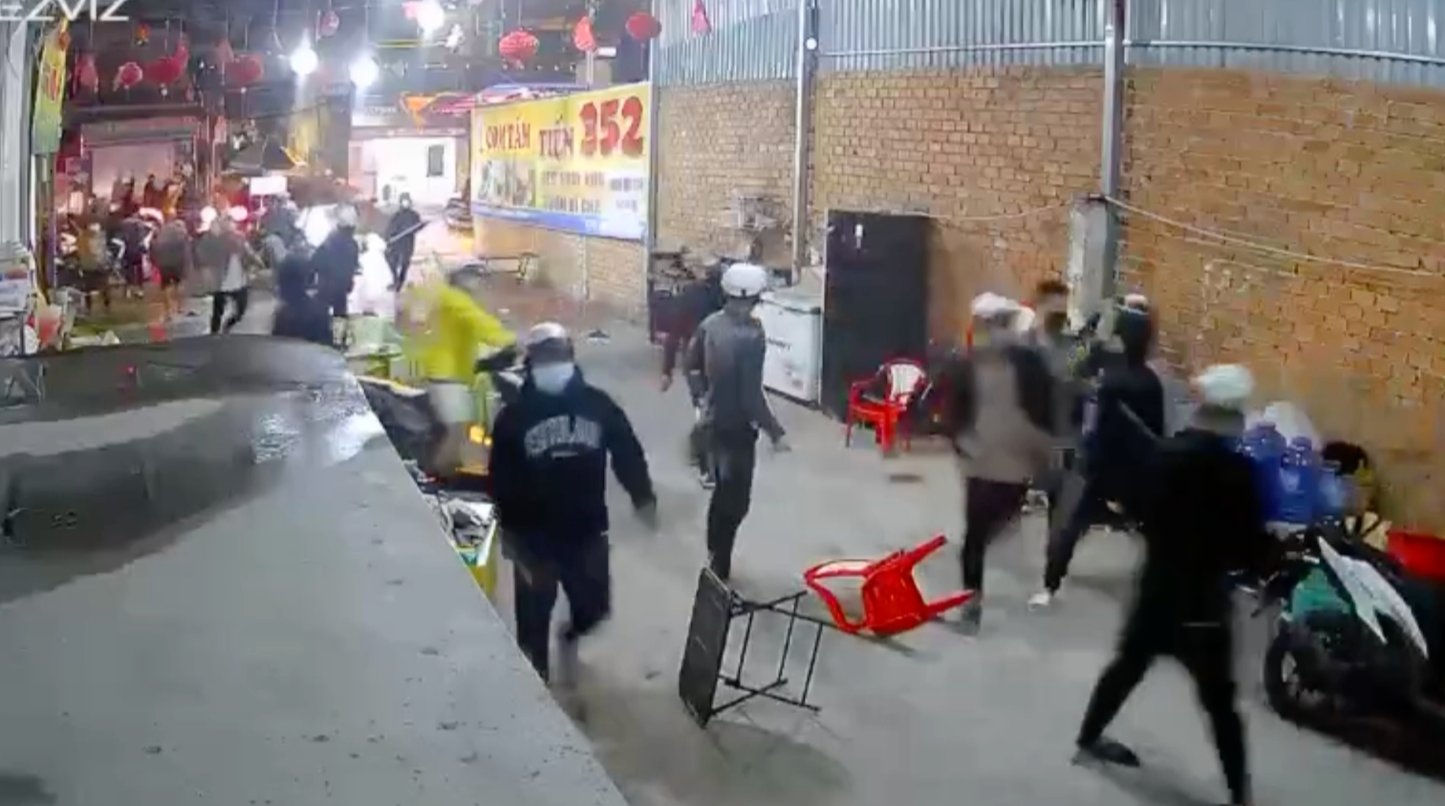 Mang vũ khí hỗn chiến trong quán nước ở TP.HCM