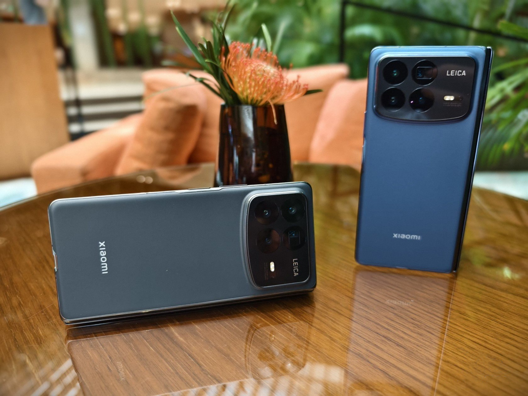 'Lột vỏ' Xiaomi gập, giá linh kiện thay màn hình 'rẻ như đồ chơi'