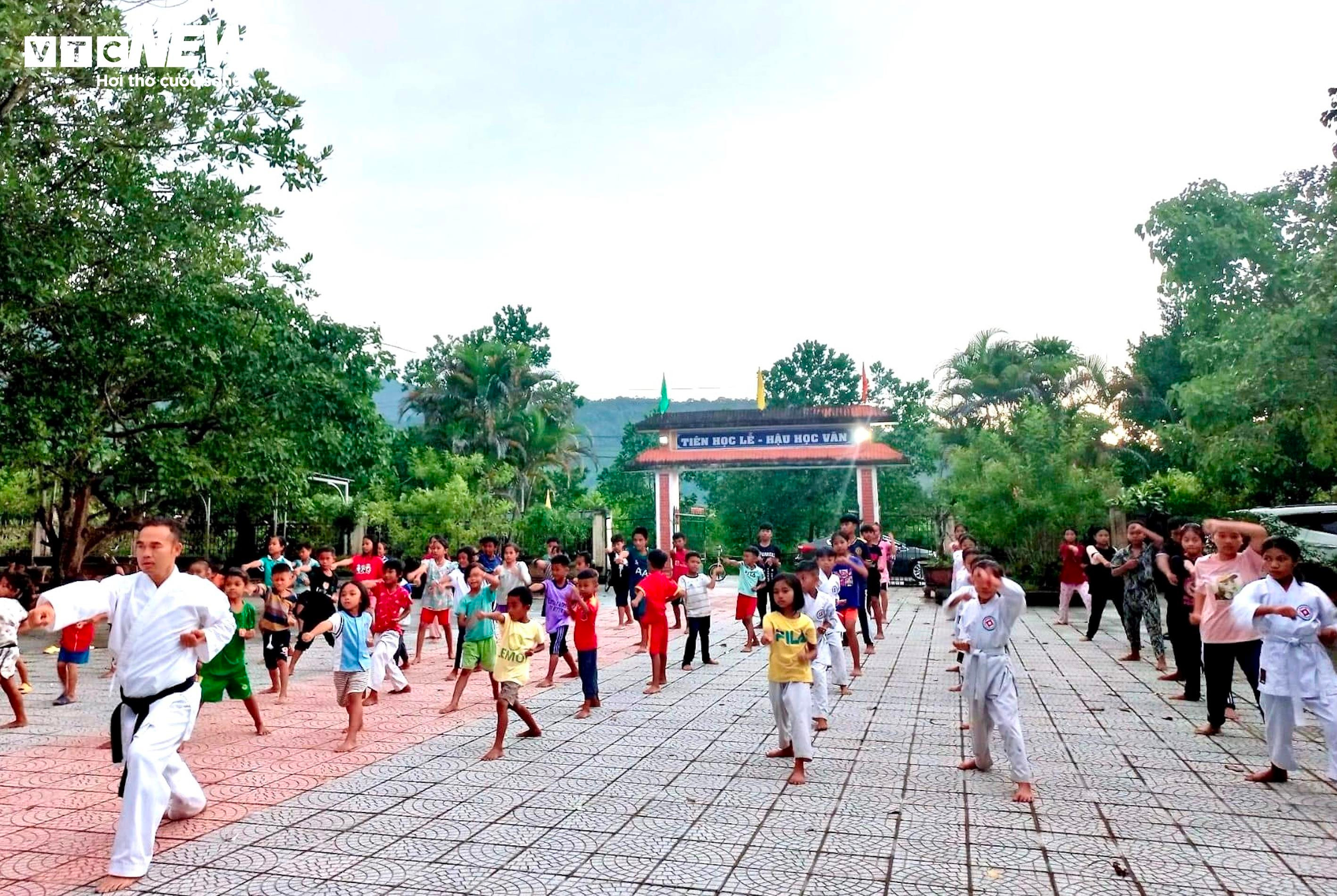 Lớp võ 0 đồng của đại úy công an mở cho trẻ em vùng cao Thừa Thiên - Huế