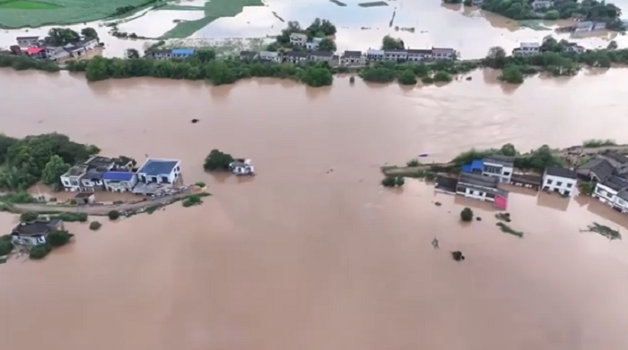 Video vỡ đê ở Trung Quốc, gần 4.000 người phải sơ tán