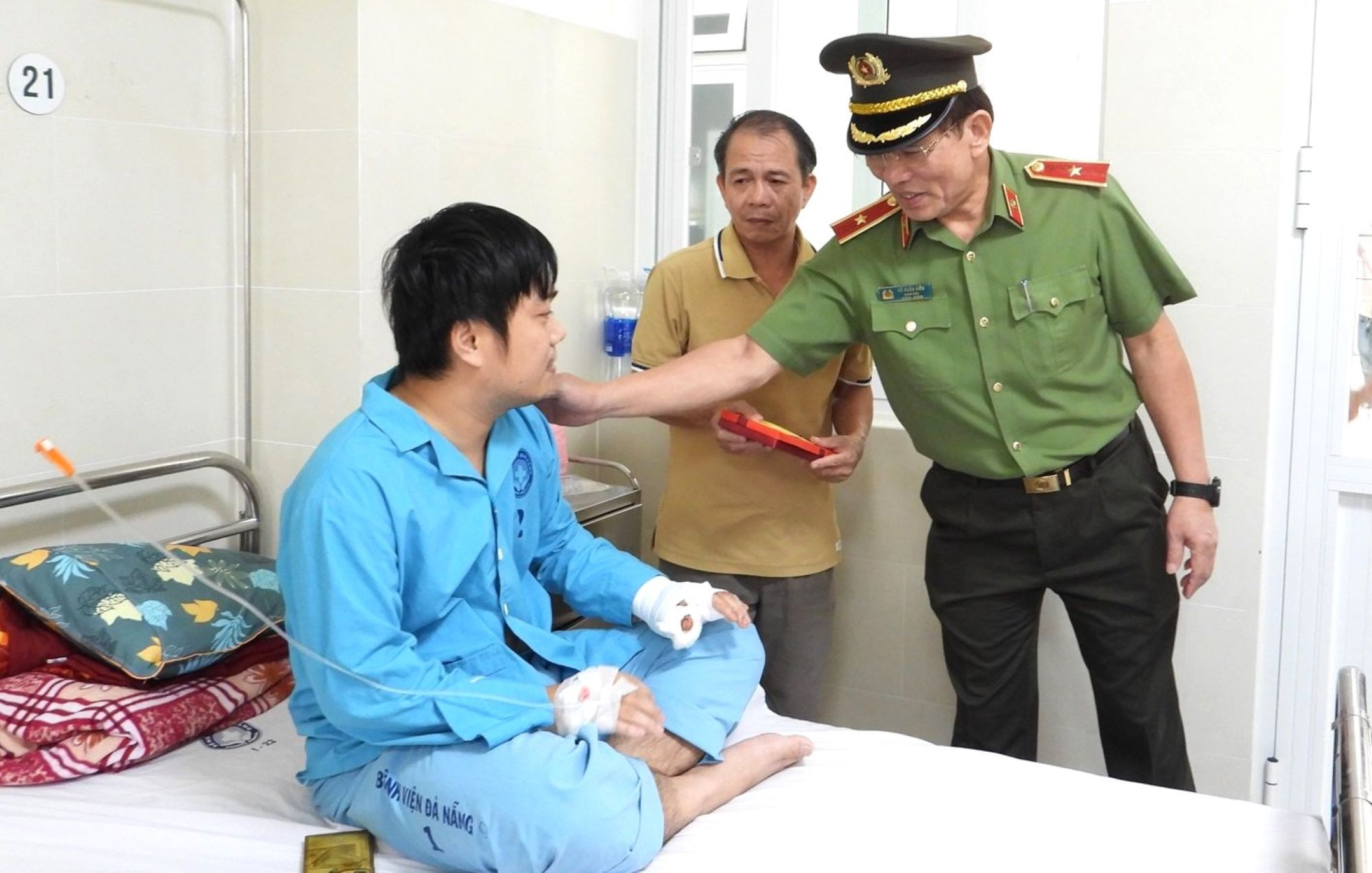 Khởi tố người đàn ông dùng dao tấn công khiến 2 cán bộ công an thương tích