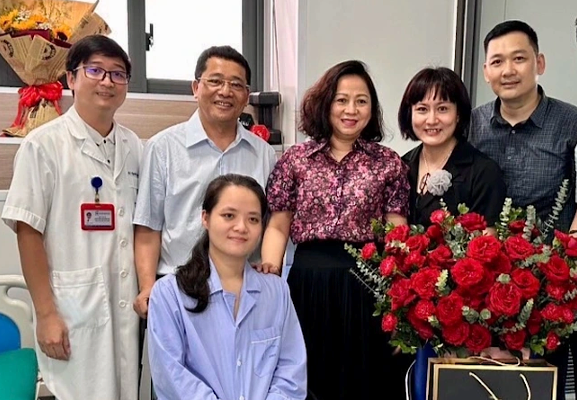 Nữ bác sĩ bị tấm kính rơi vào người sẽ trở lại làm việc tại Bệnh viện K