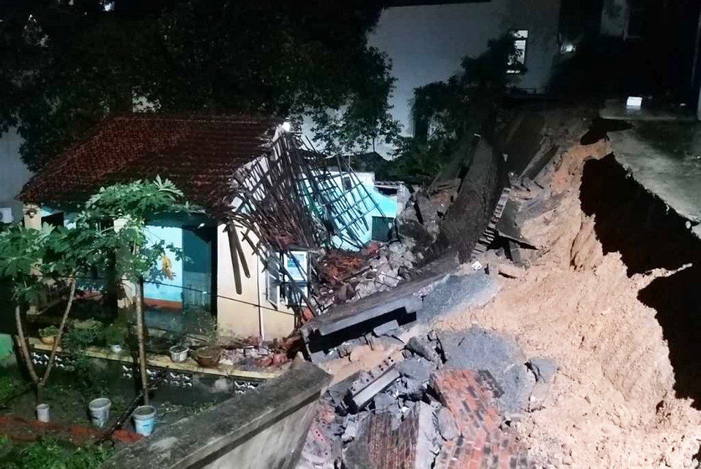 Dự báo thời tiết tháng 8: Bắc Bộ, Nam Bộ nhiều ngày hứng mưa, có đợt mưa to diện rộng