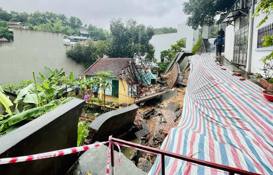 Nước tràn vào nhà sau mưa lớn, nhiều hộ dân ở Quảng Ninh phải sơ tán