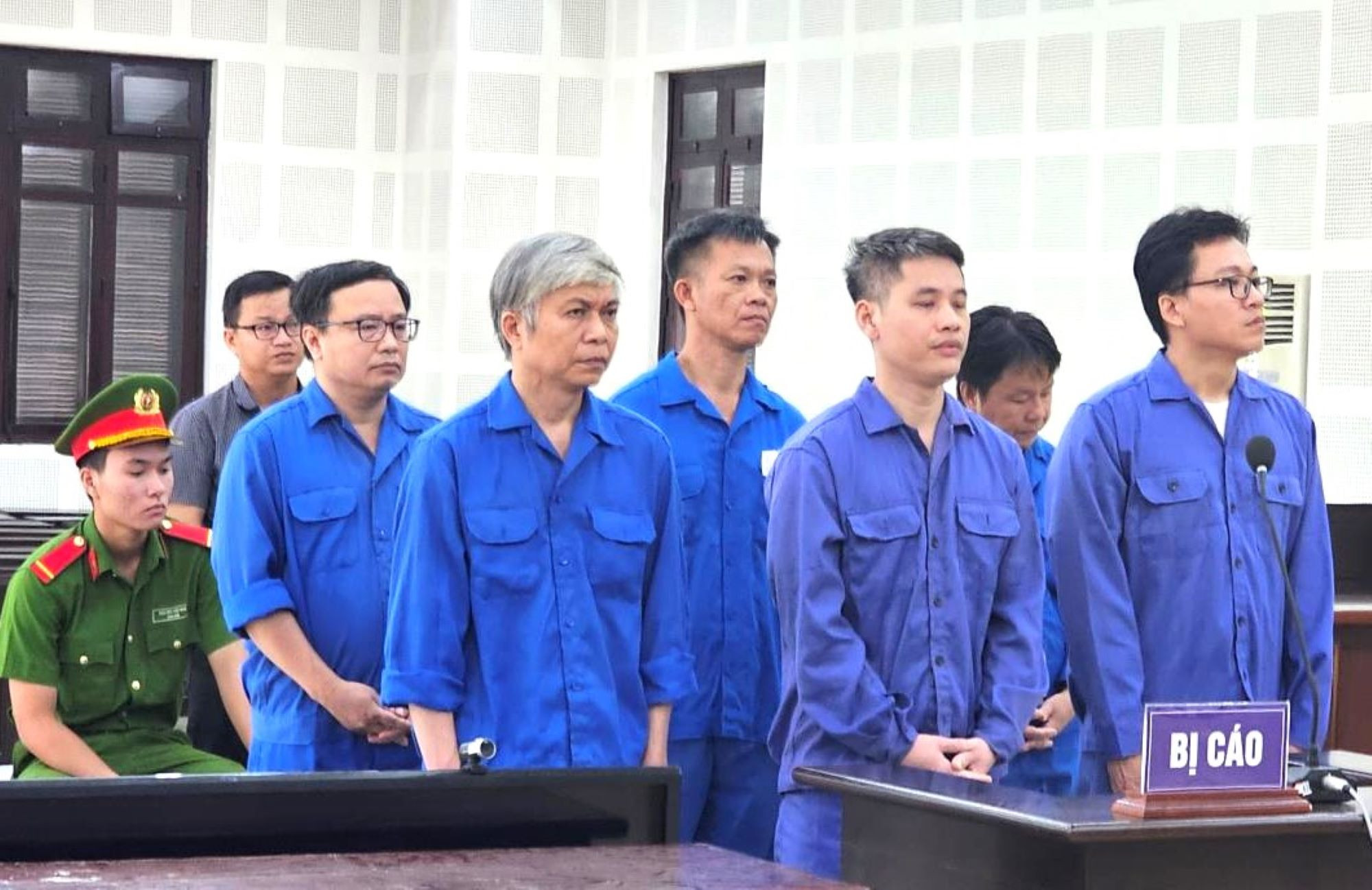 Nhận hối lộ hơn 3 tỷ đồng, cựu chủ tịch quận ở Đà Nẵng và thuộc cấp lãnh án