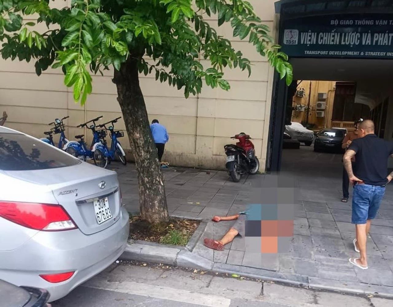 Bắt giữ kẻ chém gục người đàn ông trên phố Hà Nội