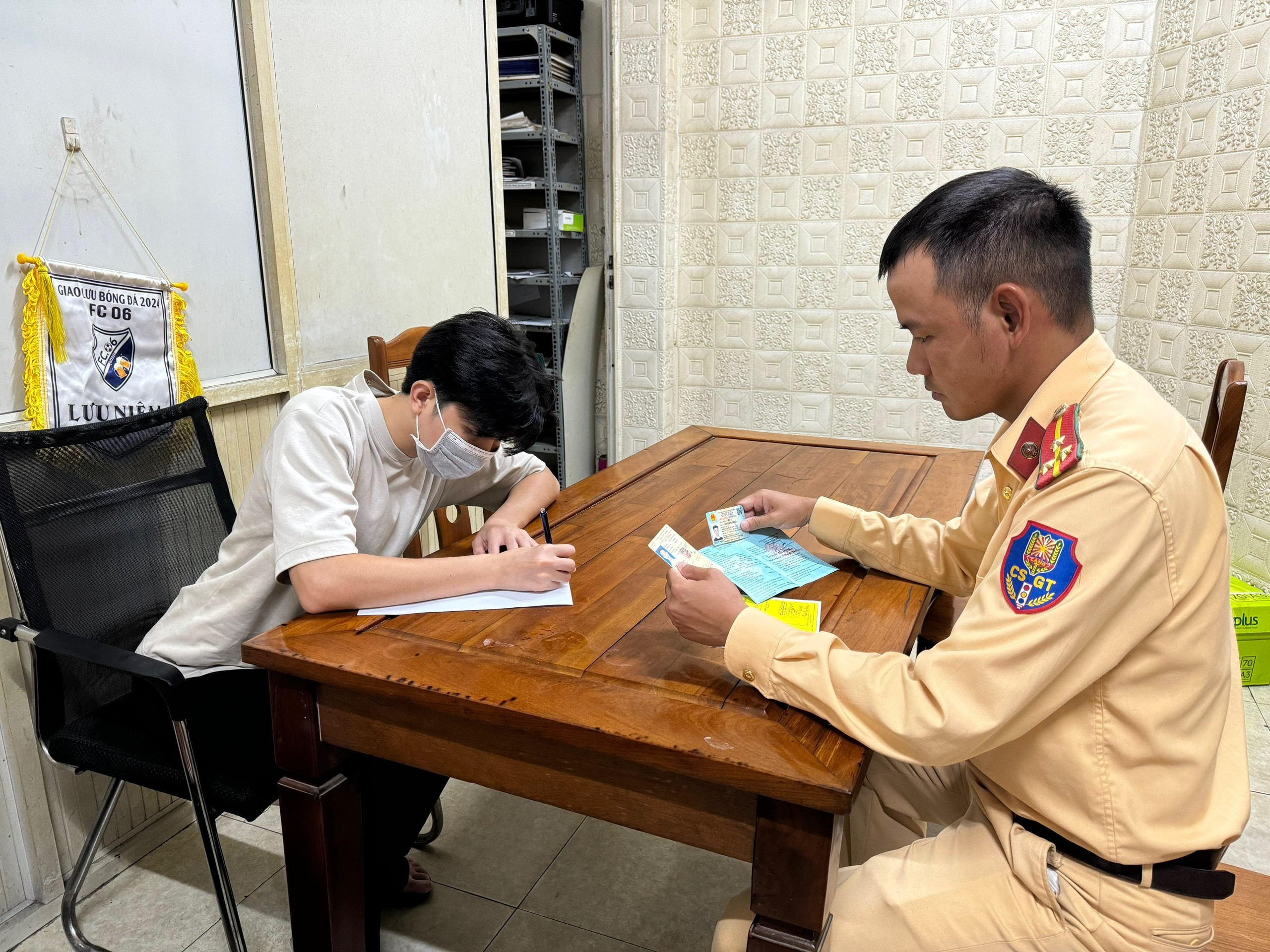 Lời khai của tài xế ô tô Mazda đi vào làn khẩn cấp, không chịu nhường xe ưu tiên