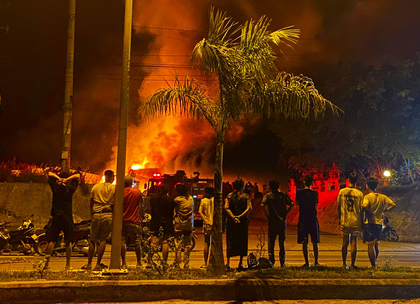 Bình Định: Nhà xưởng rộng 400m2 bốc cháy ngùn ngụt, nhiều tài sản bị thiêu rụi