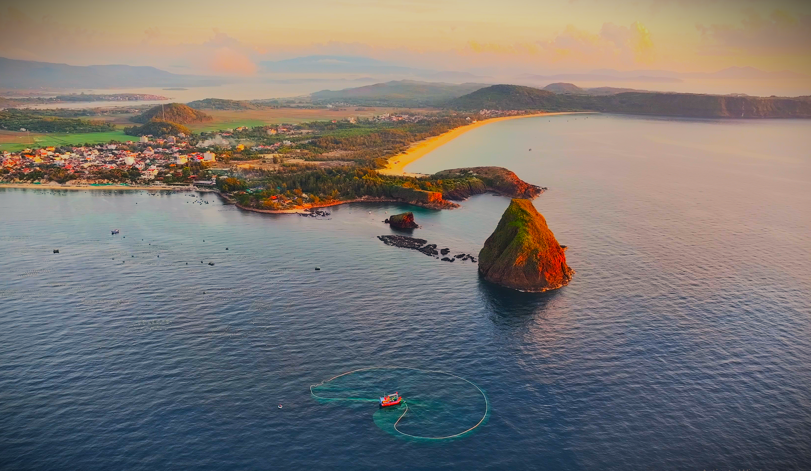 Đến Phú Yên, ngắm lưới cá cơm 'vẽ hình' trên biển