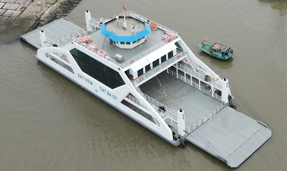 Phà mới dài gần 60m đi vào hoạt động, đưa du khách sang đảo Cát Bà