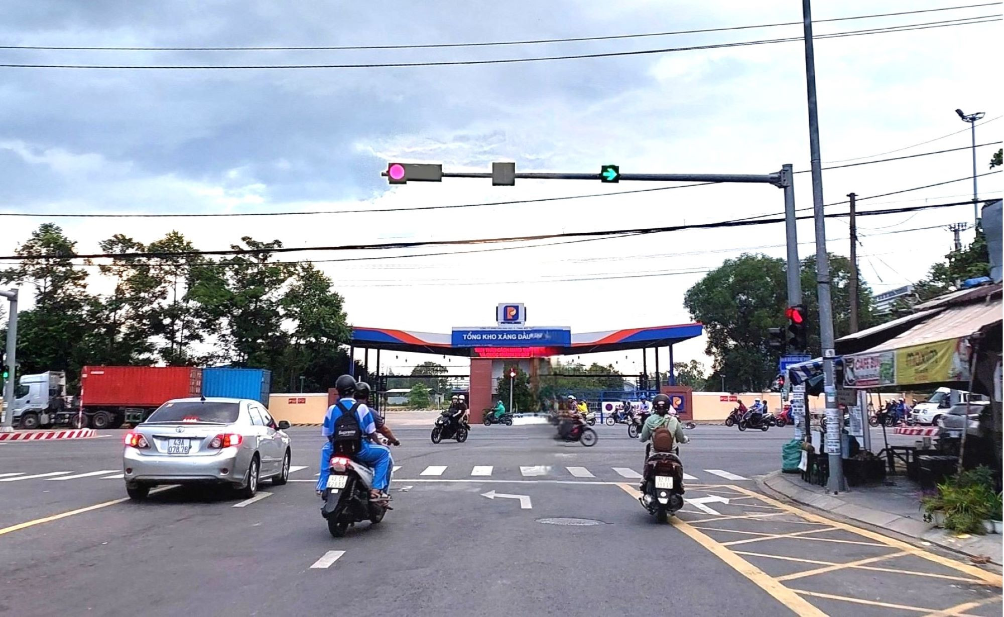 Đi thẳng ở làn đường dành cho xe rẽ phải bị phạt bao nhiêu tiền?