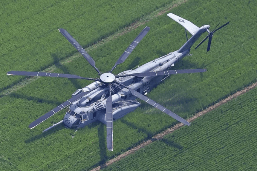 Trực thăng hải quân Mỹ hạ cánh khẩn cấp xuống ruộng lúa Nhật Bản