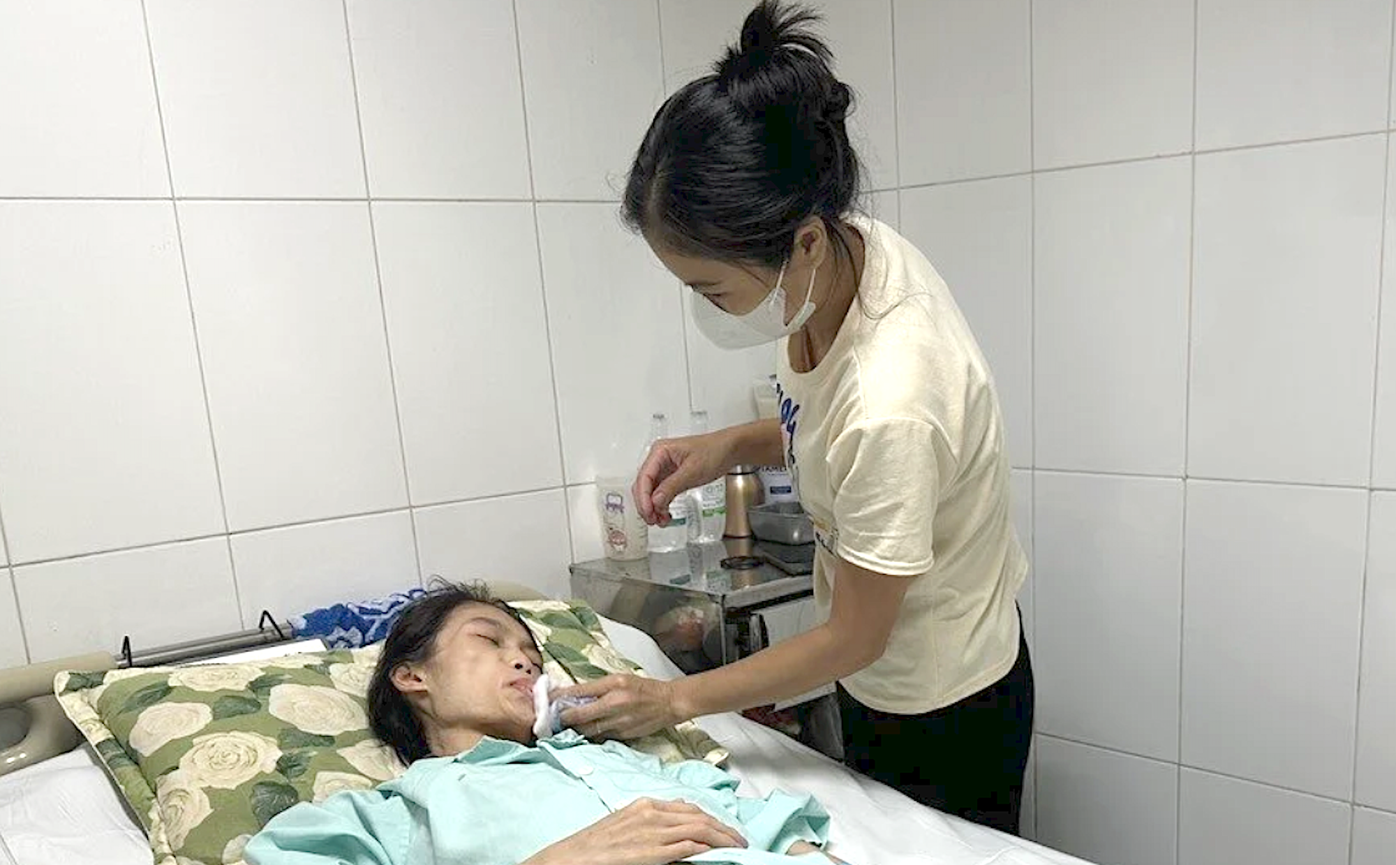 Nữ sinh 19 tuổi chỉ nặng hơn 20kg