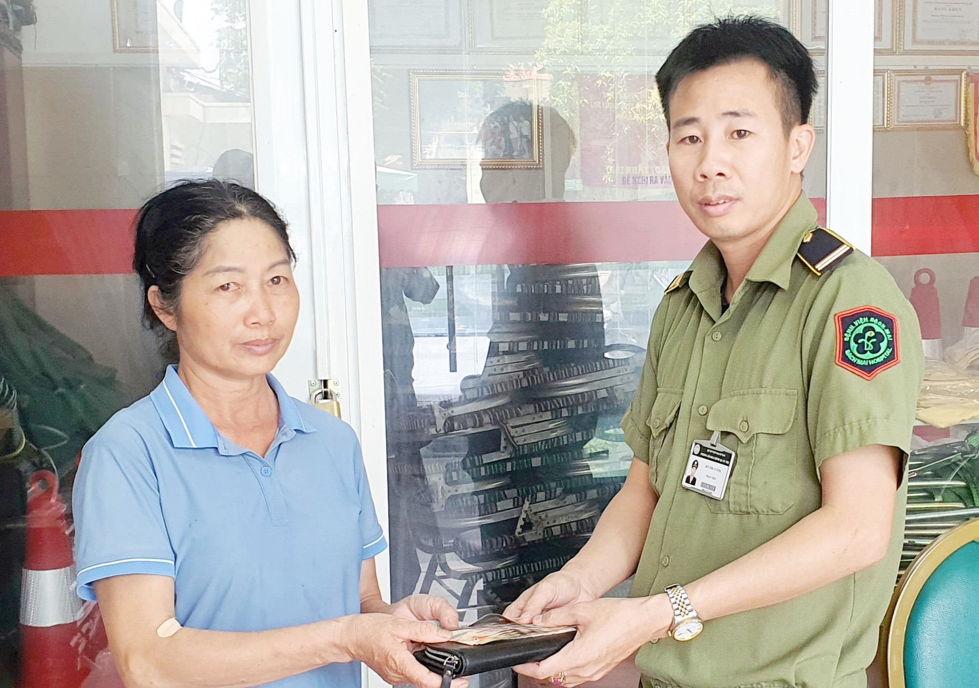 Bảo vệ Bệnh viện Bạch Mai tìm lại ví tiền cho bệnh nhân sau 1 giờ thất lạc