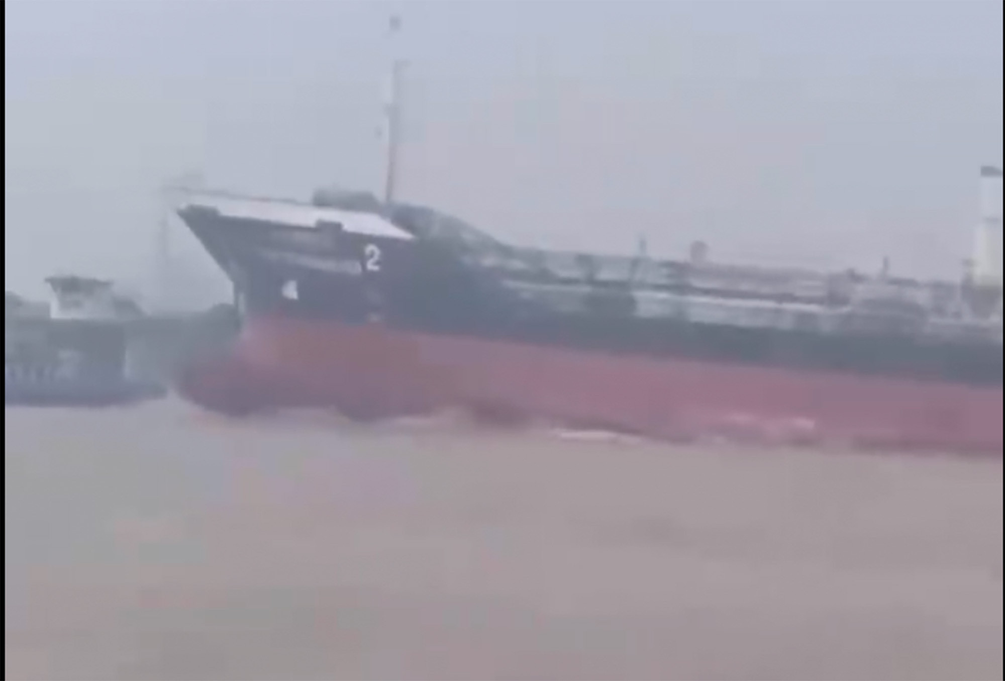 An Giang: Tàu hàng đâm phà chở khách, nhiều người văng xuống sông