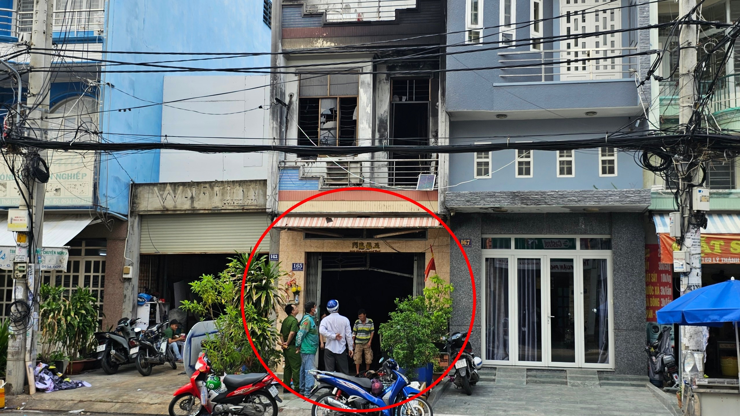 Xe tải tông sập cửa ngôi nhà cháy, cứu người mắc kẹt