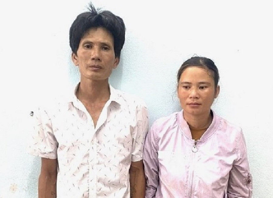 Trộm gà bị công an rượt đuổi, chồng bỏ lại vợ rồi chạy vào rừng keo lẩn trốn