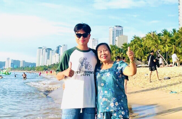 Chàng trai trẻ cùng mẹ 5 năm đi khắp nơi chạy chữa bệnh hiếm 