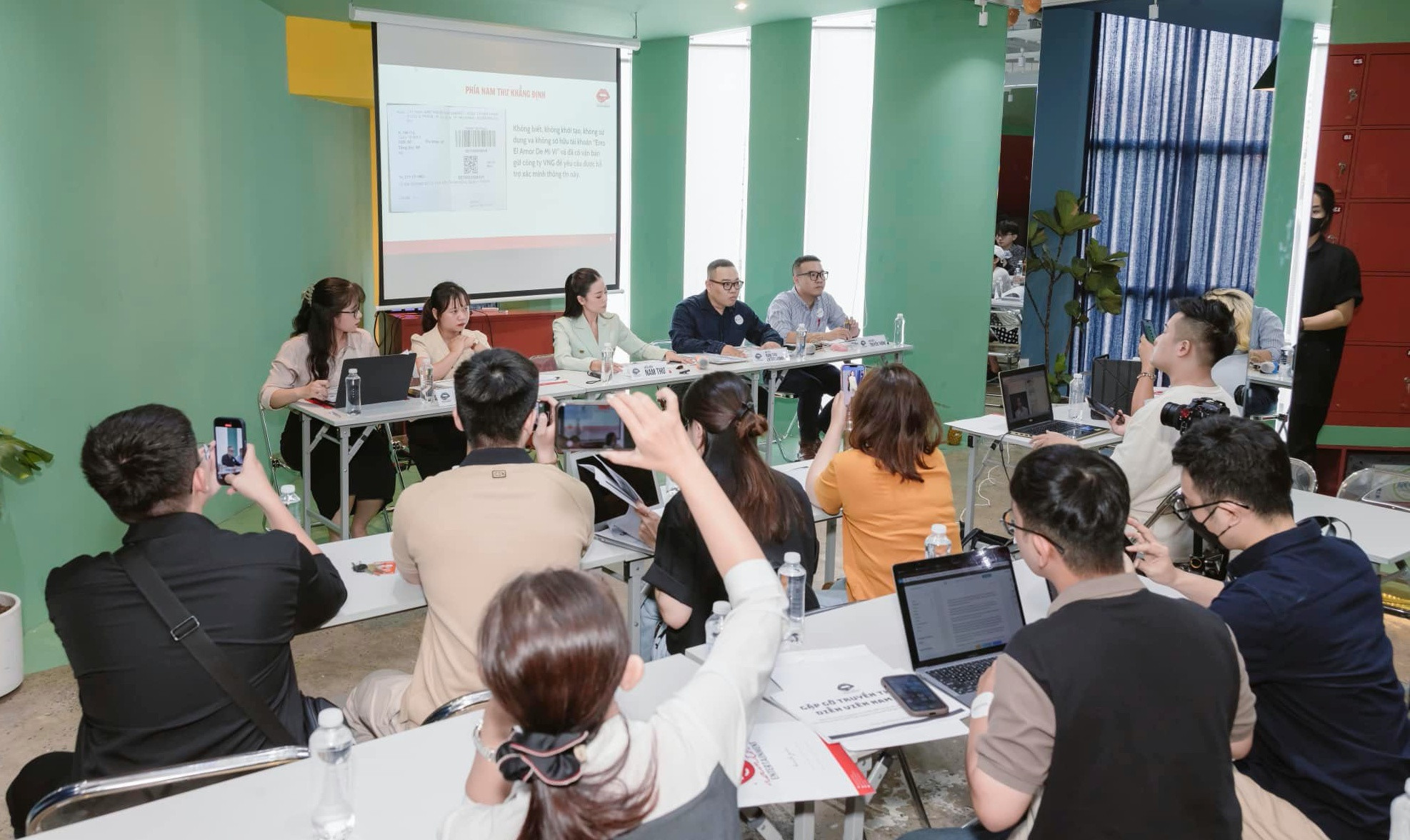 Gặp gỡ truyền thông không xin phép, công ty quản lý Nam Thư bị phạt