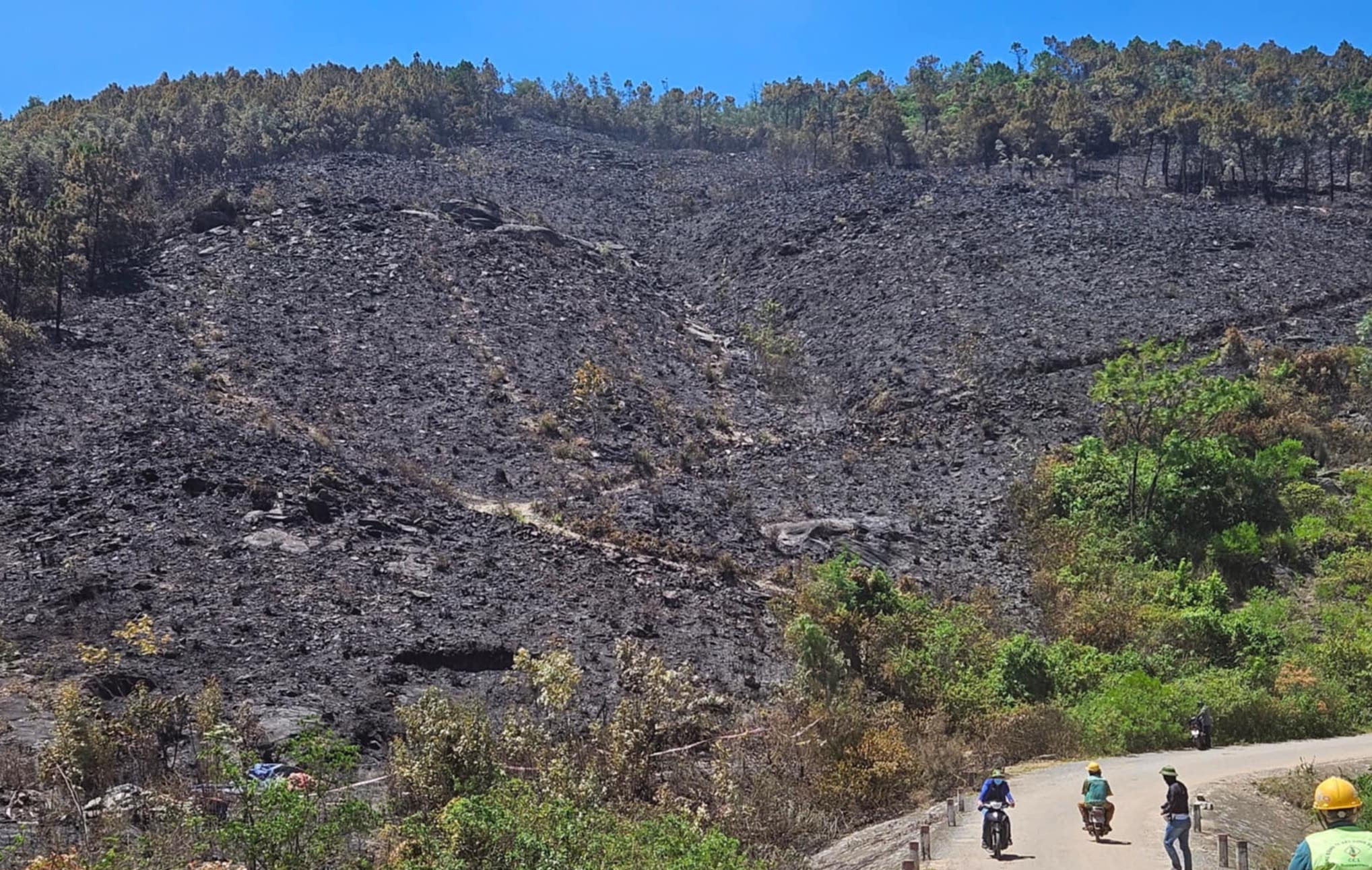 Cánh rừng ở Quảng Bình trơ trụi, nhiều xe máy bị thiêu rụi sau trận cháy lớn