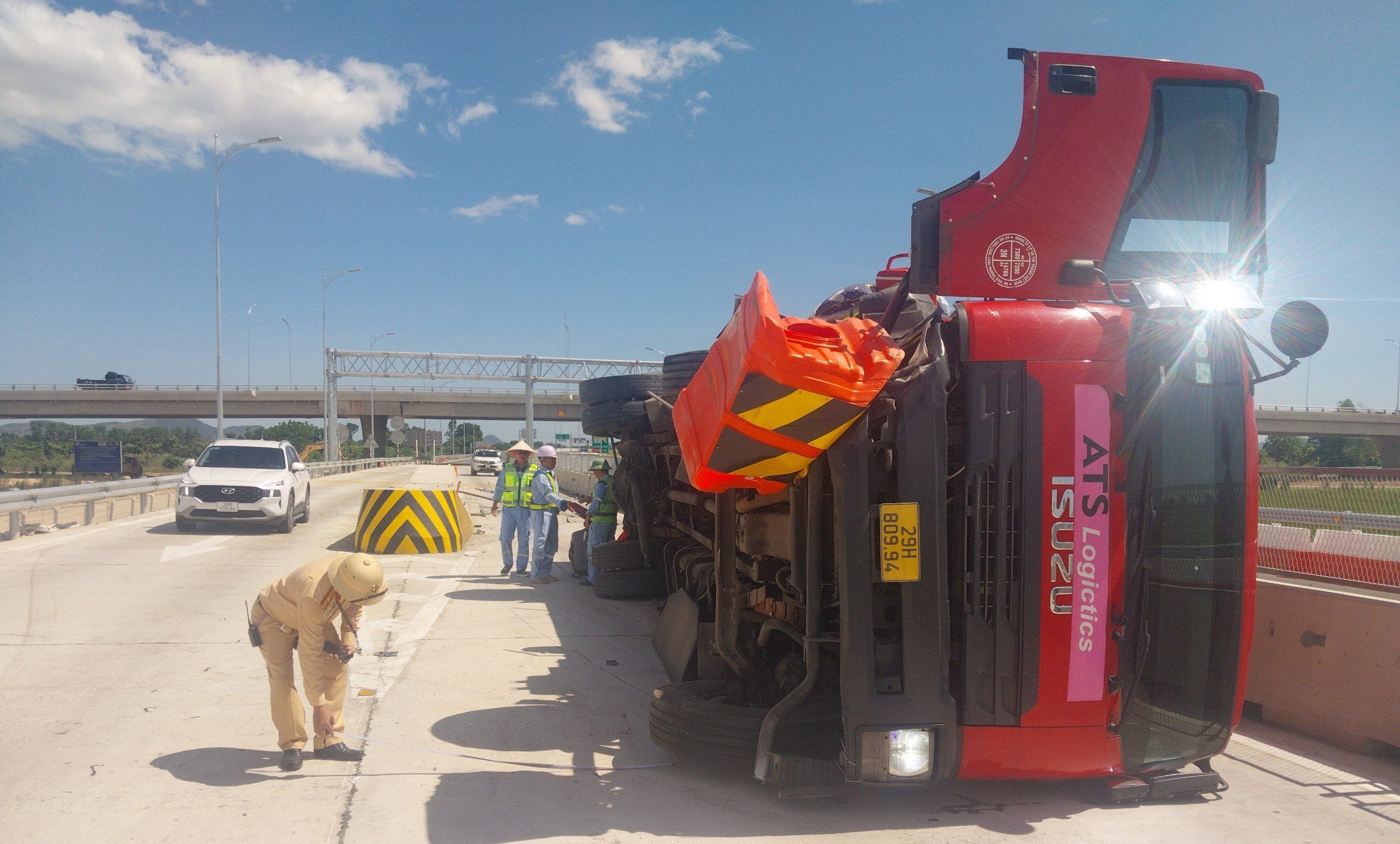 Xe tải lật ngang sau khi nổ lốp trên cao tốc Diễn Châu – Bãi Vọt