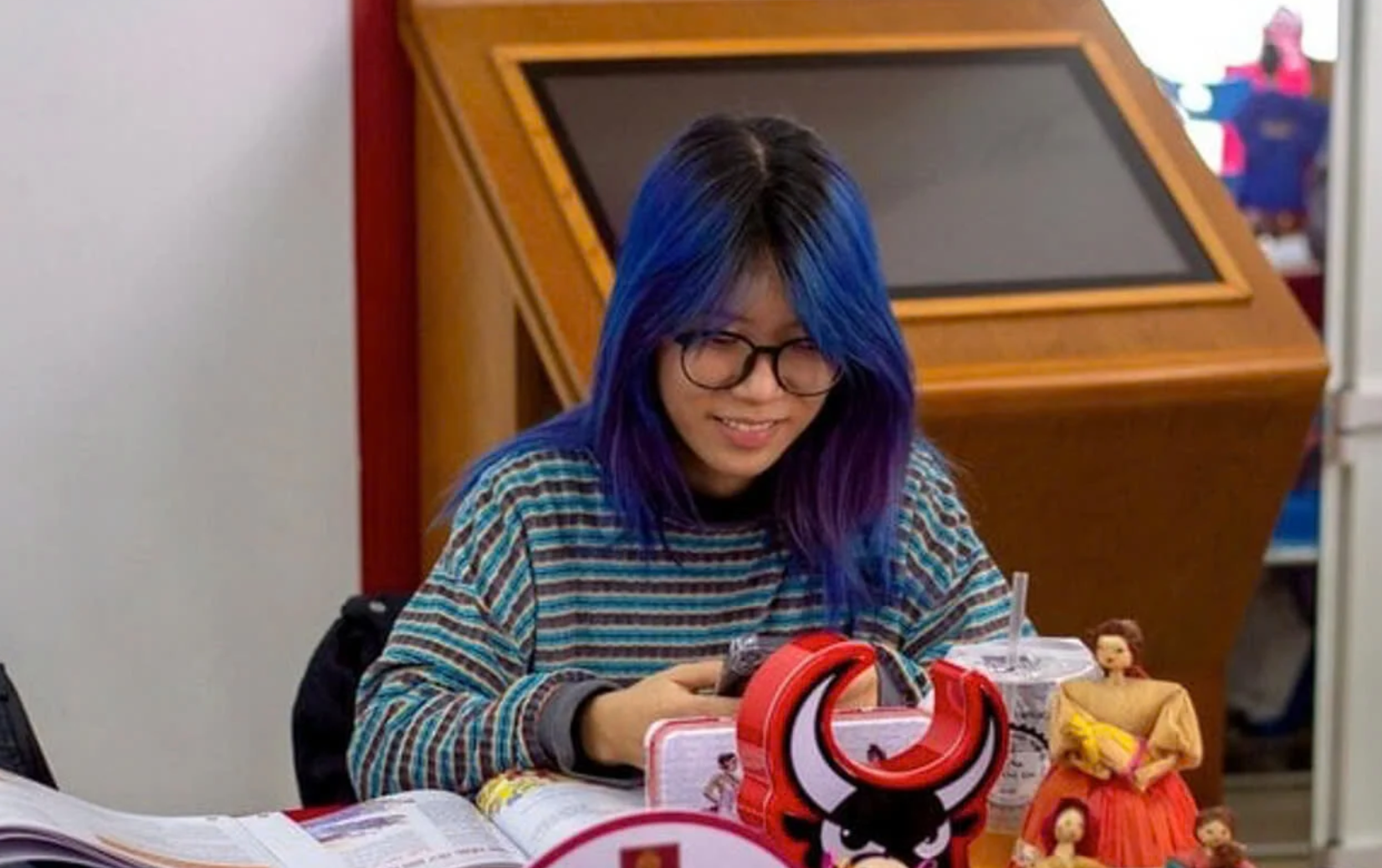 Cô giáo gen Z tóc xanh từng là thủ khoa kép trường Đại học Hà Nội