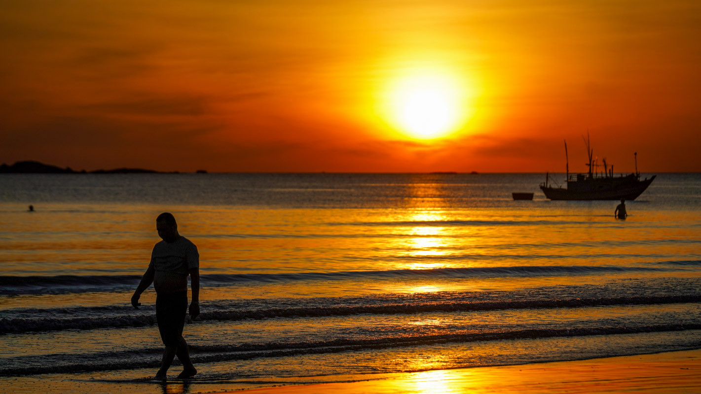 Ngắm bình minh đỏ rực trên bãi biển đẹp nhất Hà Tĩnh