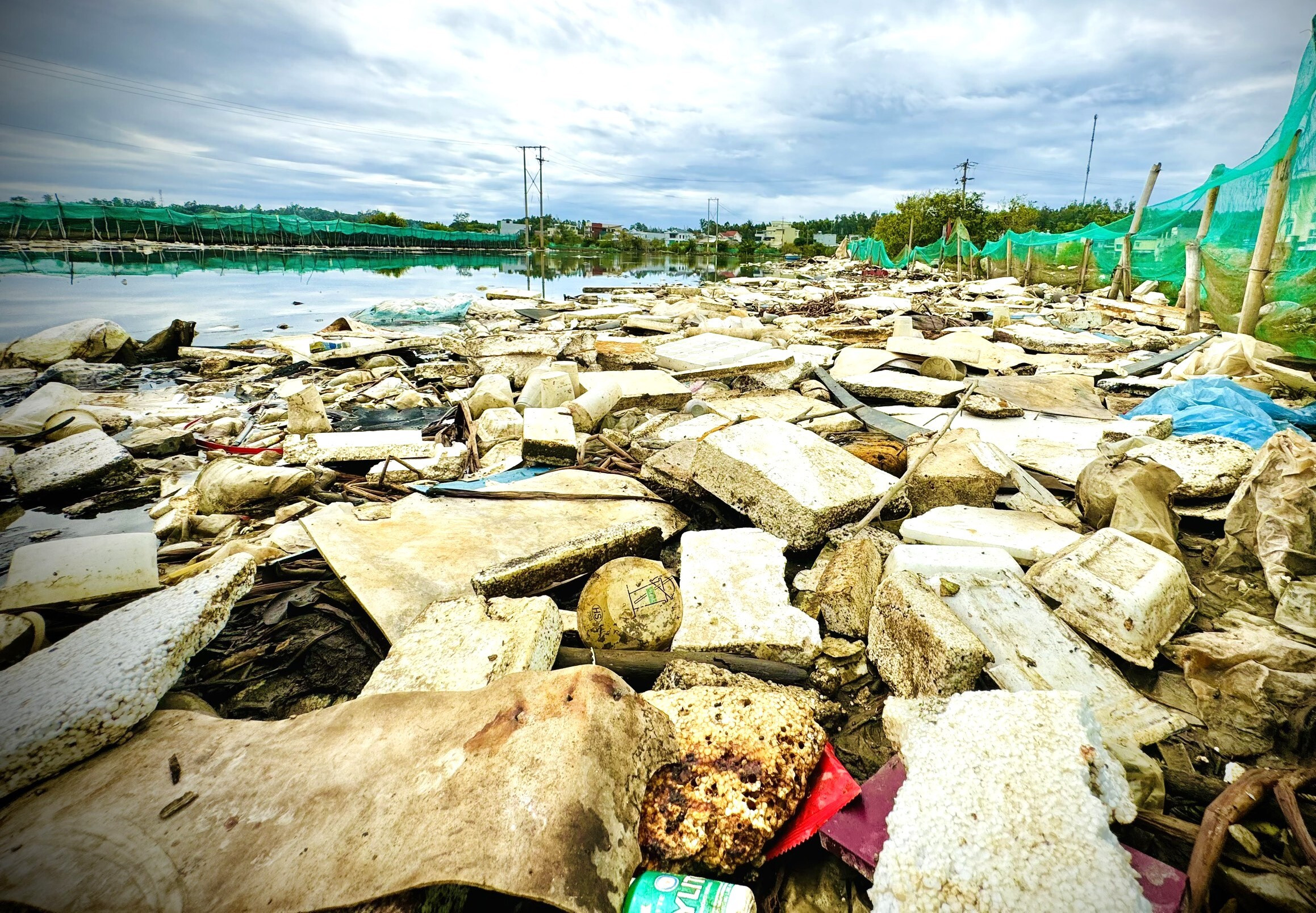 Rác thải trôi nổi bồng bềnh, phủ kín sông Châu Me Đông ở Quảng Ngãi