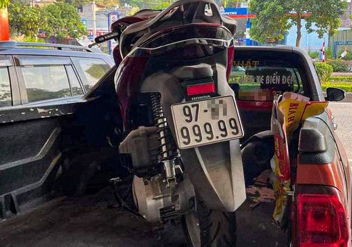 Công an vào cuộc vụ Huấn Hoa Hồng tranh chấp biển số ngũ quý 9