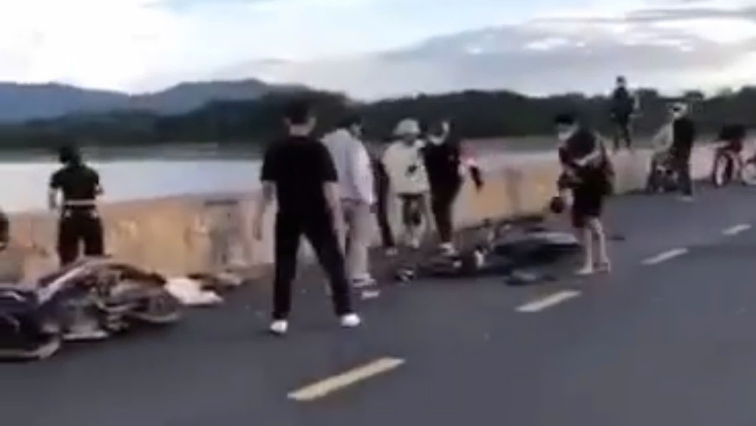 Nhóm thanh niên nghi đua xe máy trên đập thủy điện tại Đắk Lắk, 1 người tử vong