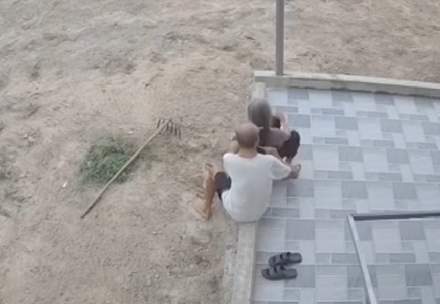 Clip 'lão nông' ngừng công việc để chải tóc cho vợ gây xúc động