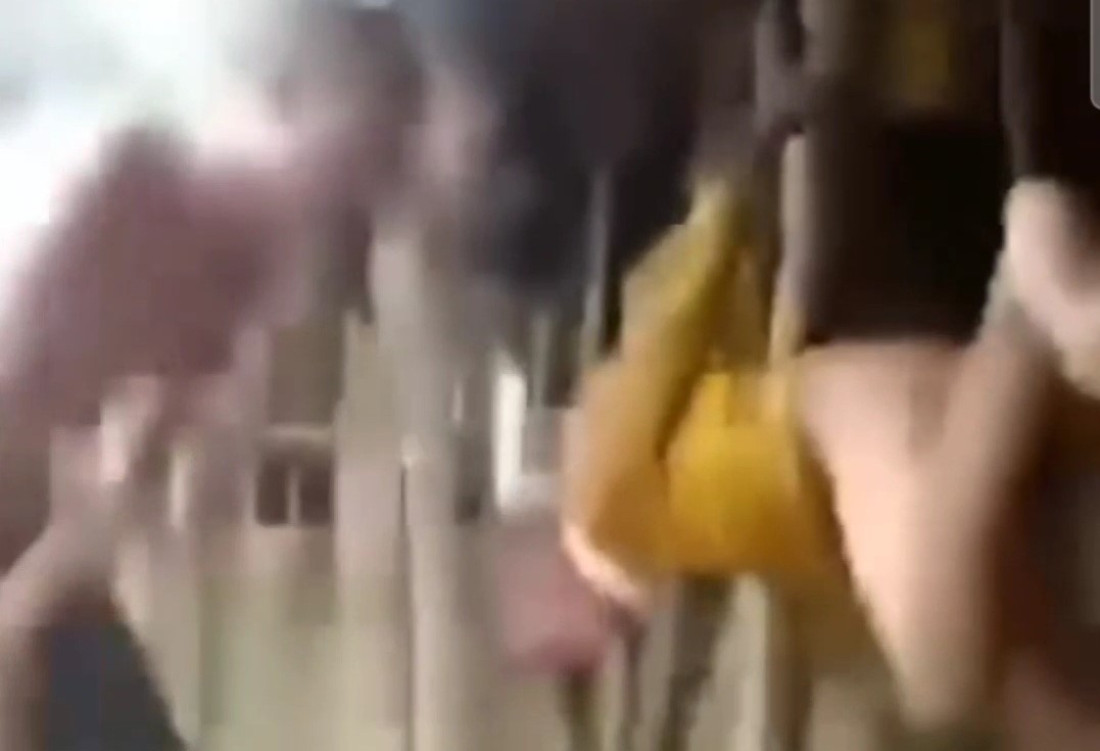 Bé trai 13 tuổi bị cha dượng treo lên xà nhà đánh, dội nước vào mặt