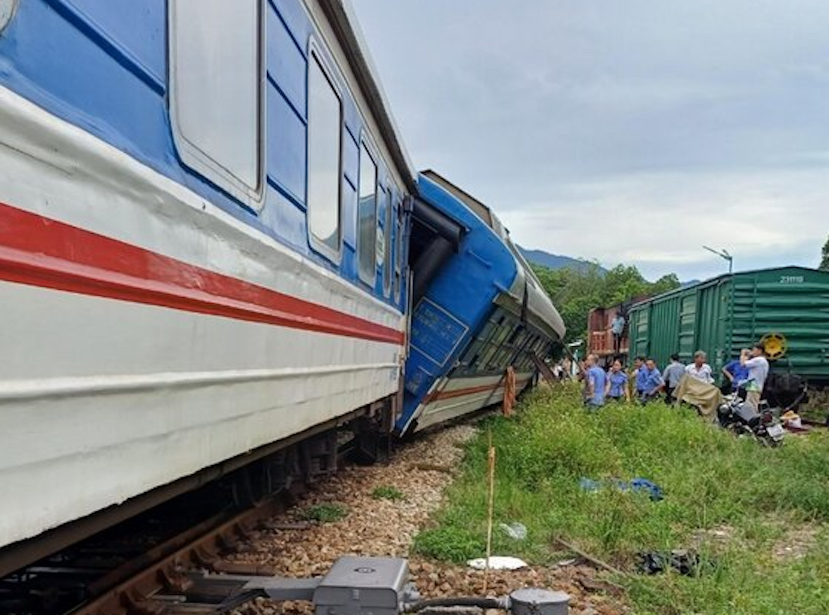 Dừng cách đường ray tàu hỏa bao nhiêu mét thì không bị phạt? 