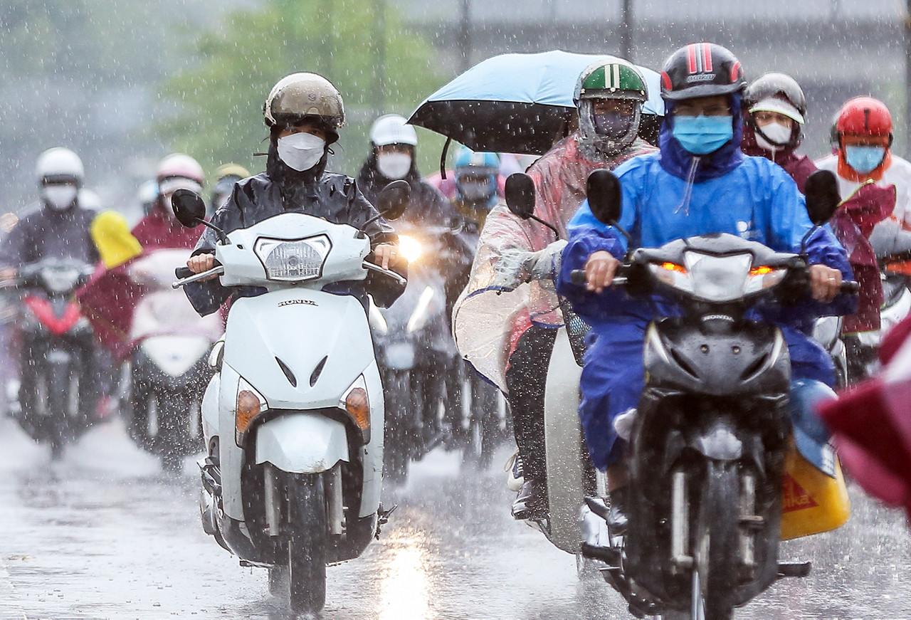 Dự báo thời tiết ngày mai 15/8: Bắc Bộ mưa rào, đề phòng dông lốc